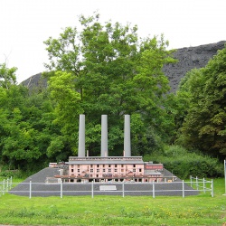 [007] Denkmal 