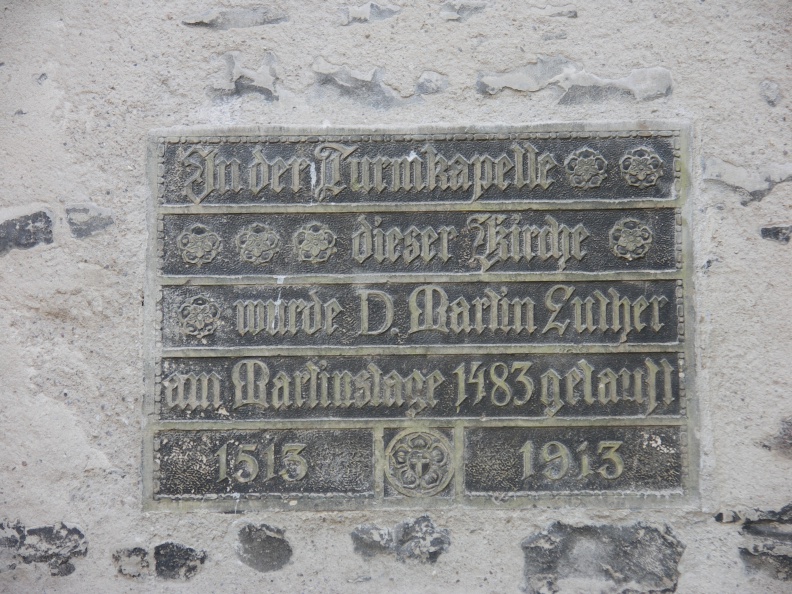 Hinweistafel auf Luther an der St. Petri-Pauli-Kirche (Foto Sauerzapfe)