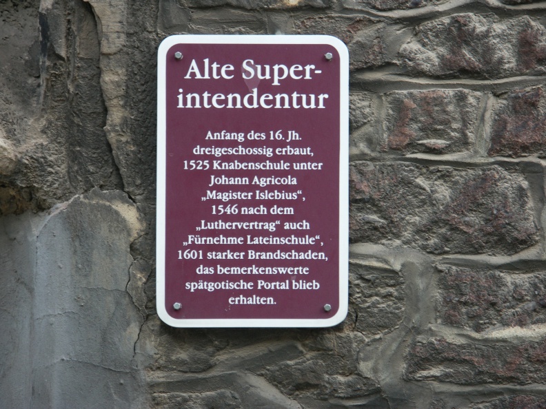 Hinweistafel auf die alte Superintendentur hinter der St. Andreas-Kirche (Foto Sauerzapfe)