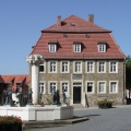 Alte Bergschule in Eisleben mit Knappenbrunnen (Foto Sauerzapfe)
