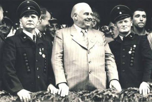 Ehrentribüne zur 750-Jahr-Feier