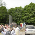 Blick auf die Teilnehmer und das Denkmal (Foto G. Roswora).jpg