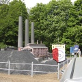 Das Denkmal und die Vereinsfahnen des VMBH (vorn) und des Traditionsvereins Bergschule (hinten) (Foto G. Roswora).jpg