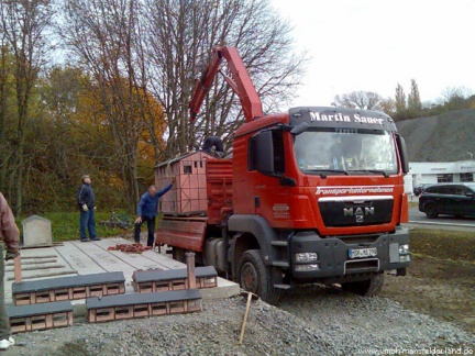 Bild 18 - 27.10.2010 - Transport und Aufstellung der ersten Teile des Modells  Foto: M.Hauche