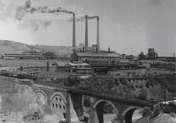 Krughütte in den 1960er Jahren, im Vordergrund die Millionenbrücke (Foto Mansfeldarchiv)