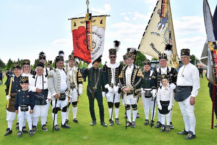 Bild 01 Aufstellen zur Abschlusszeremonie