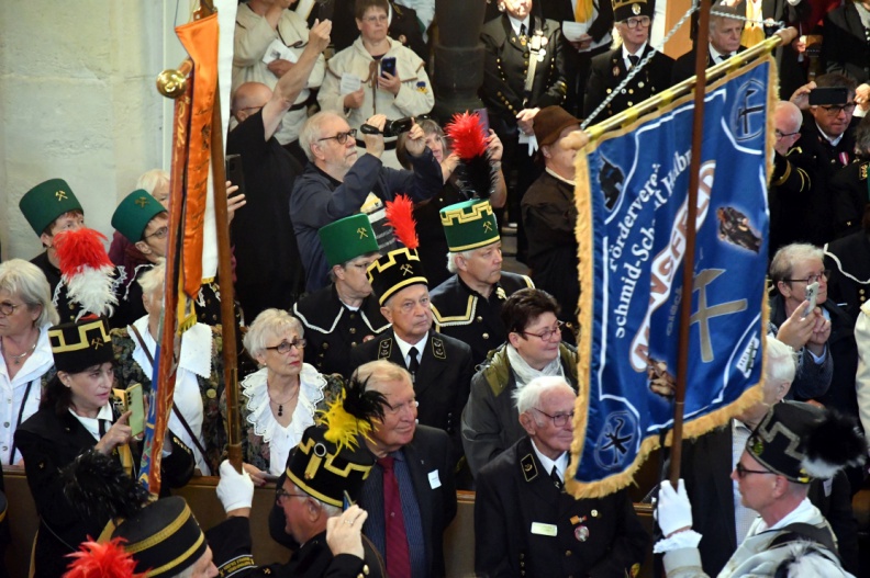 Bild 05 - Berggottesdienst Einzug der Fahnen 
