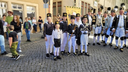 Bild 03 - Wieseneröffnung 2025 - unser Hüttrnmädchen und 4 Treckejungen