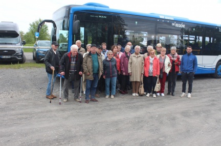 Bild 02 - 16.5.2026 - Unsere Gruppe vor dem Reisebus