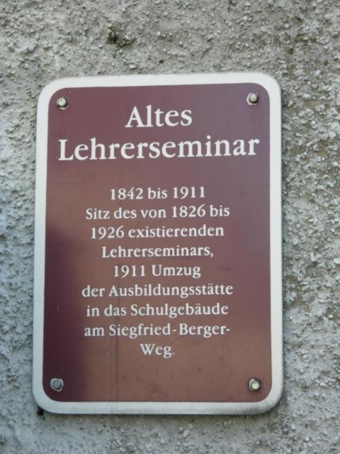 Hinweistafel auf das alte Lehrerseminar neben der St. Petri-Pauli-Kirche (Foto Sauerzapfe)